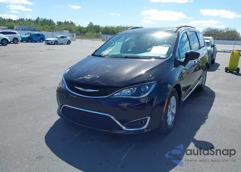 2017 Chrysler Pacifica Touring-L z USA, uszkodzony, nr VIN 2C4RC1BG8HR527090